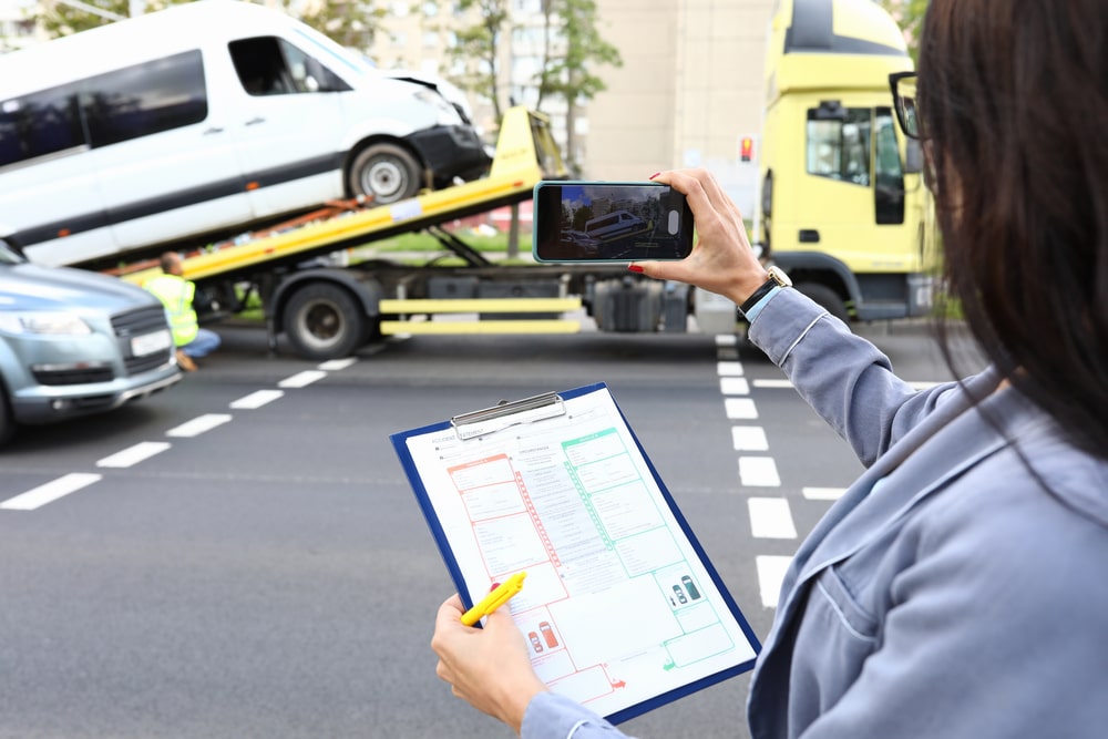 Grúa retirando coche averiado